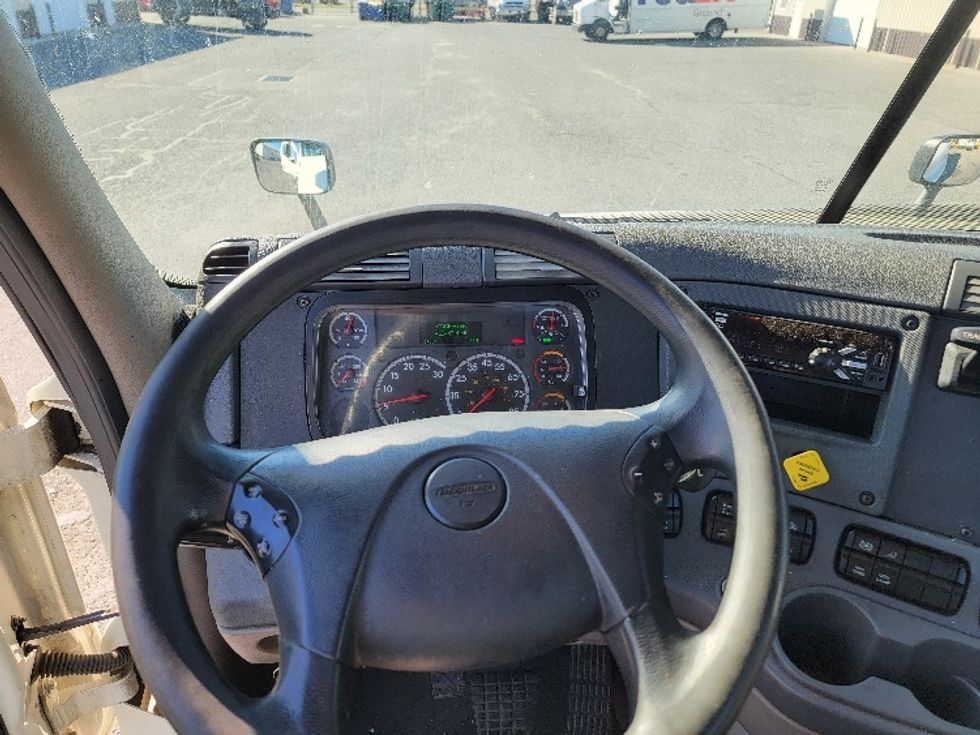 Day Cab Tractor-Heavy Duty Tractors-Freightliner-2019-Cascadia 12564ST-Milford-DE-410,447\n\t\tmiles-$ 48,500 - Image 11