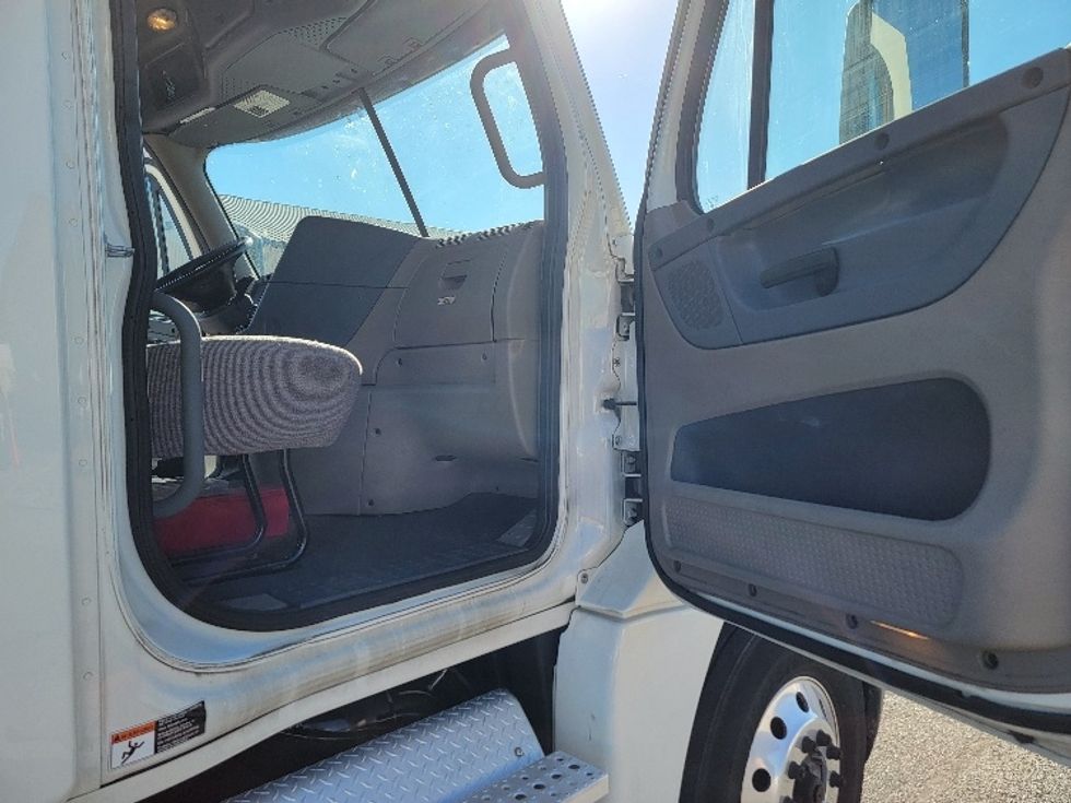 Day Cab Tractor-Heavy Duty Tractors-Freightliner-2019-Cascadia 12564ST-Milford-DE-410,447\n\t\tmiles-$ 48,500 - Image 12