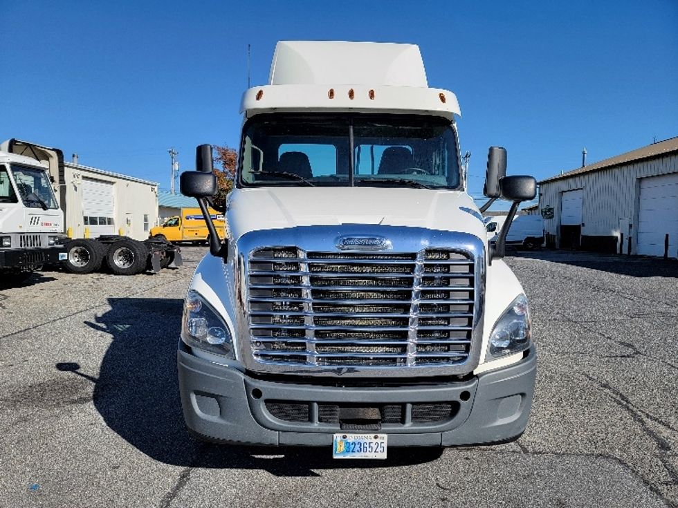 Day Cab Tractor-Heavy Duty Tractors-Freightliner-2019-Cascadia 12564ST-Milford-DE-410,447\n\t\tmiles-$ 48,500 - Image 2