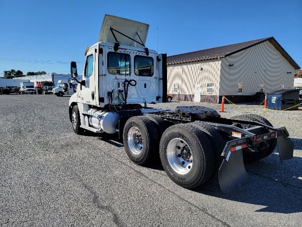 Day Cab Tractor-Heavy Duty Tractors-Freightliner-2019-Cascadia 12564ST-Milford-DE-410,447\n\t\tmiles-$ 48,500 - Image 5