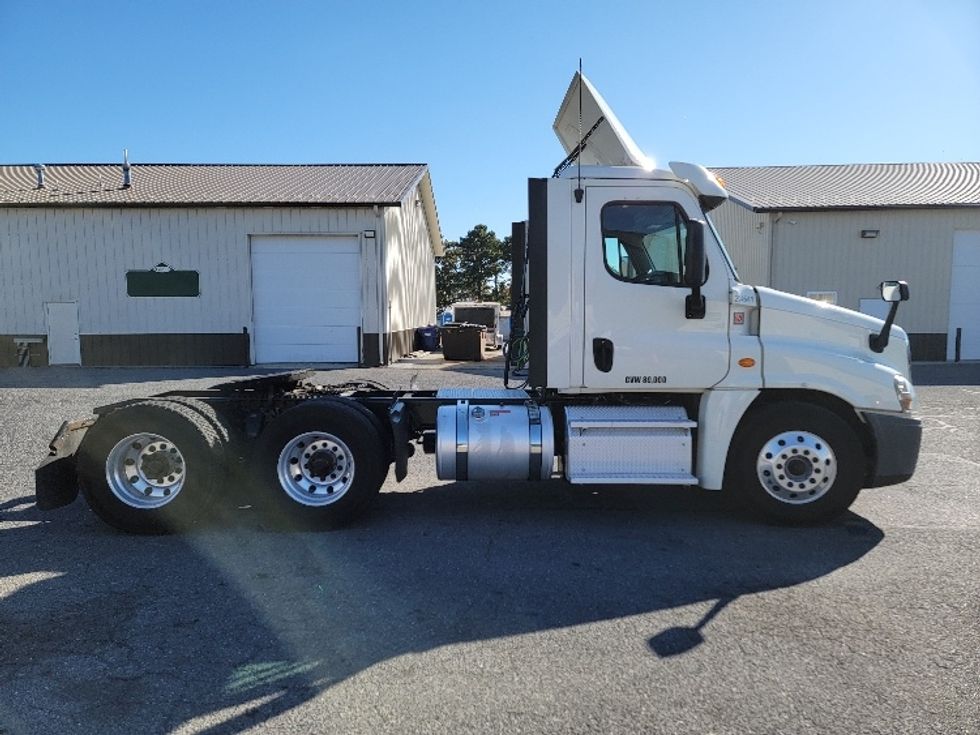 Day Cab Tractor-Heavy Duty Tractors-Freightliner-2019-Cascadia 12564ST-Milford-DE-410,447\n\t\tmiles-$ 48,500 - Image 8