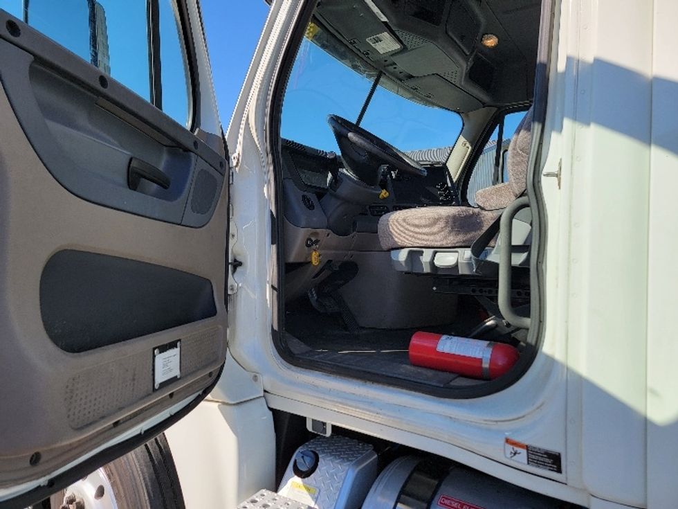 Day Cab Tractor-Heavy Duty Tractors-Freightliner-2019-Cascadia 12564ST-Milford-DE-410,447\n\t\tmiles-$ 48,500 - Image 9