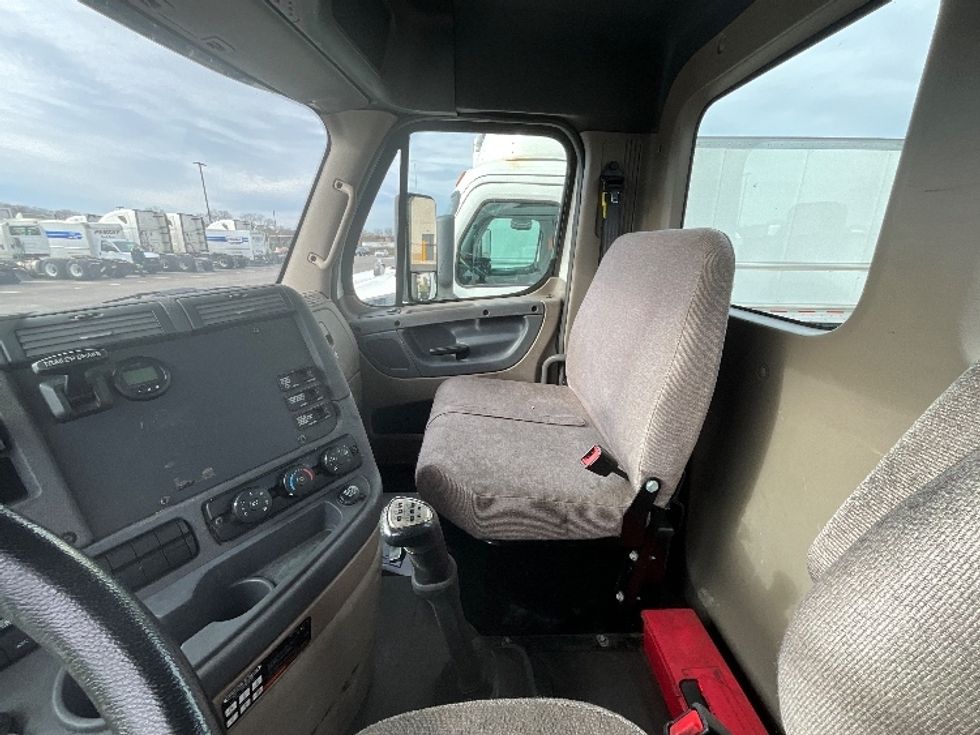 Day Cab Tractor-Heavy Duty Tractors-Freightliner-2019-Cascadia 12564ST-Milwaukee-WI-336,823\n\t\tmiles-$ 47,750 - Image 10