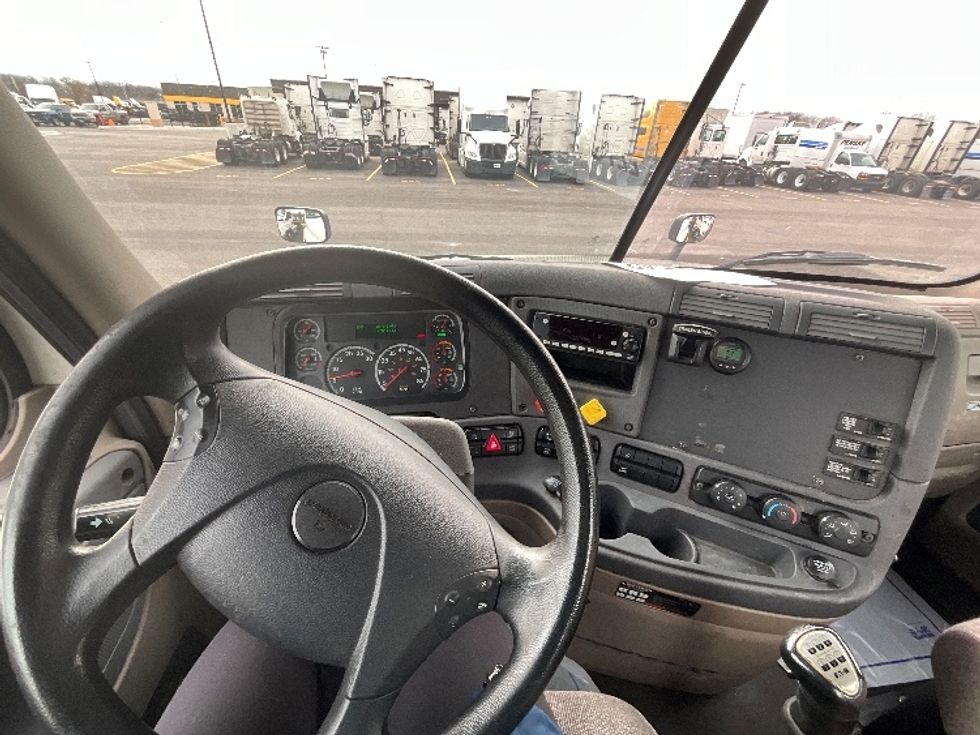 Day Cab Tractor-Heavy Duty Tractors-Freightliner-2019-Cascadia 12564ST-Milwaukee-WI-336,823\n\t\tmiles-$ 47,750 - Image 11