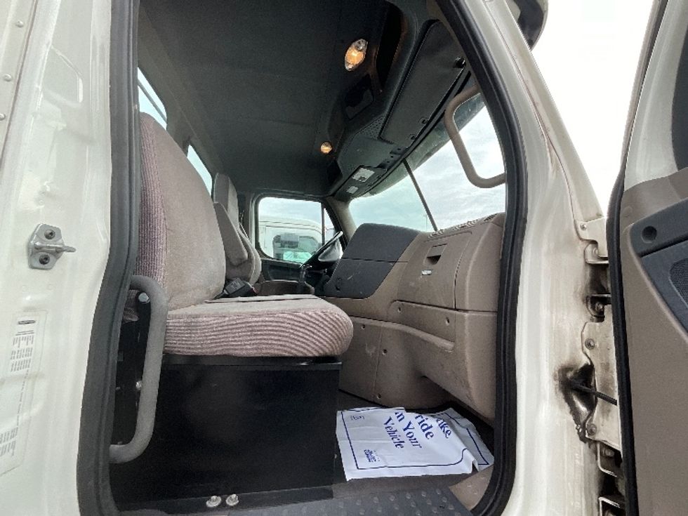 Day Cab Tractor-Heavy Duty Tractors-Freightliner-2019-Cascadia 12564ST-Milwaukee-WI-336,823\n\t\tmiles-$ 47,750 - Image 12
