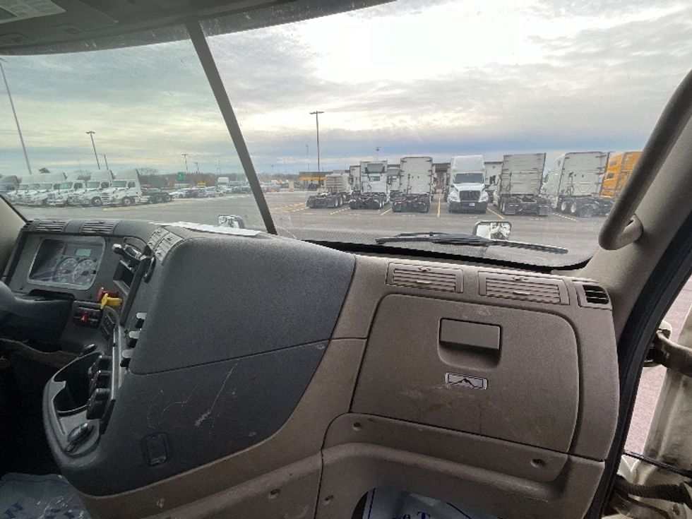 Day Cab Tractor-Heavy Duty Tractors-Freightliner-2019-Cascadia 12564ST-Milwaukee-WI-336,823\n\t\tmiles-$ 47,750 - Image 13