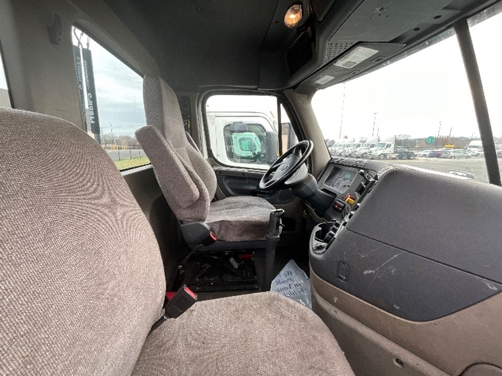 Day Cab Tractor-Heavy Duty Tractors-Freightliner-2019-Cascadia 12564ST-Milwaukee-WI-336,823\n\t\tmiles-$ 47,750 - Image 14