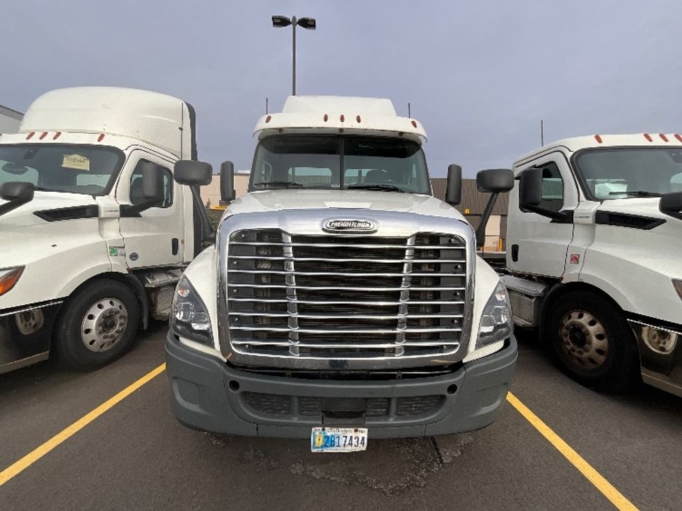 Day Cab Tractor-Heavy Duty Tractors-Freightliner-2019-Cascadia 12564ST-Milwaukee-WI-336,823\n\t\tmiles-$ 47,750 - Image 2