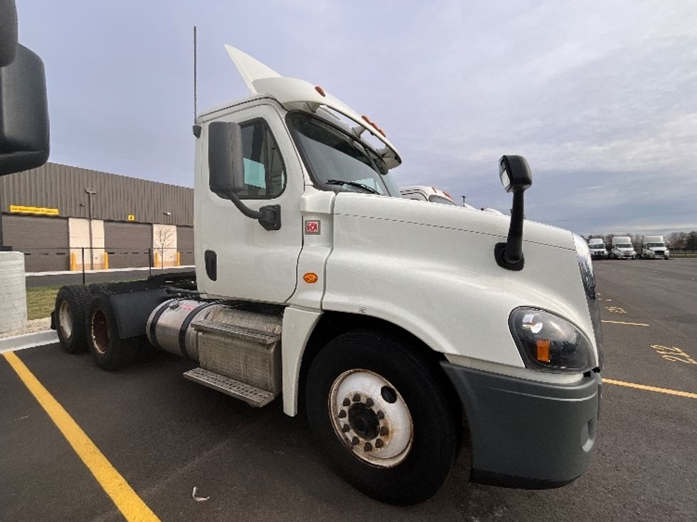 Day Cab Tractor-Heavy Duty Tractors-Freightliner-2019-Cascadia 12564ST-Milwaukee-WI-336,823\n\t\tmiles-$ 47,750 - Image 3