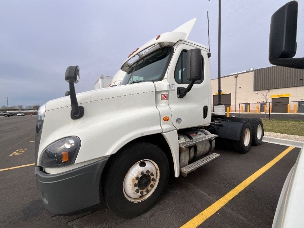 Day Cab Tractor-Heavy Duty Tractors-Freightliner-2019-Cascadia 12564ST-Milwaukee-WI-336,823\n\t\tmiles-$ 47,750 - Image 4