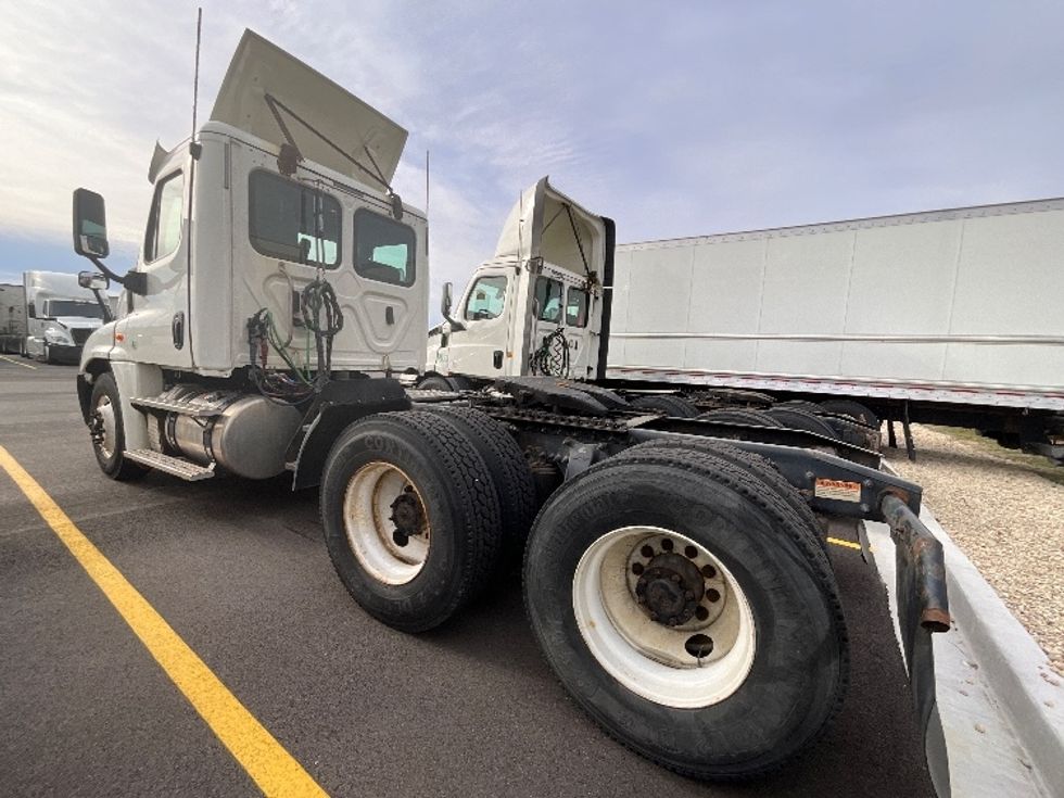 Day Cab Tractor-Heavy Duty Tractors-Freightliner-2019-Cascadia 12564ST-Milwaukee-WI-336,823\n\t\tmiles-$ 47,750 - Image 5