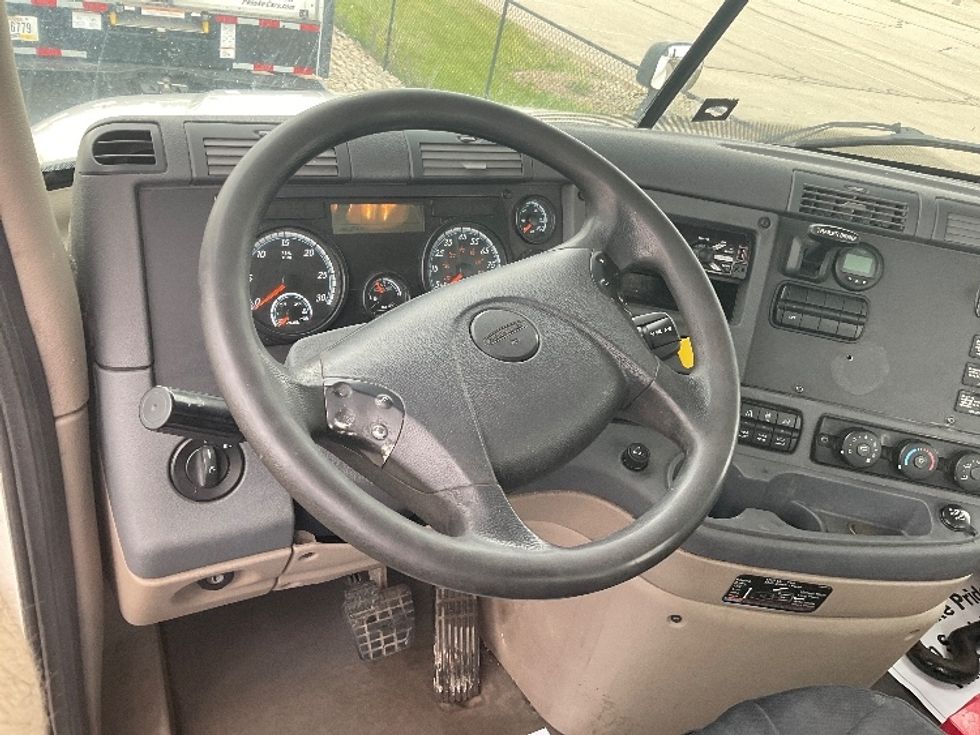 Day Cab Tractor-Heavy Duty Tractors-Freightliner-2019-Cascadia 12564ST-Milwaukee-WI-598,416\n\t\tmiles-$ 27,250 - Image 10