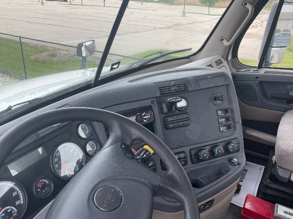 Day Cab Tractor-Heavy Duty Tractors-Freightliner-2019-Cascadia 12564ST-Milwaukee-WI-598,416\n\t\tmiles-$ 27,250 - Image 11
