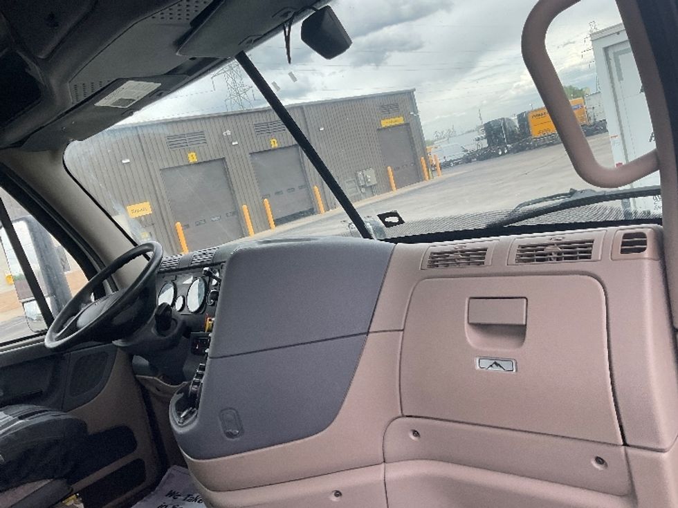 Day Cab Tractor-Heavy Duty Tractors-Freightliner-2019-Cascadia 12564ST-Milwaukee-WI-598,416\n\t\tmiles-$ 27,250 - Image 13