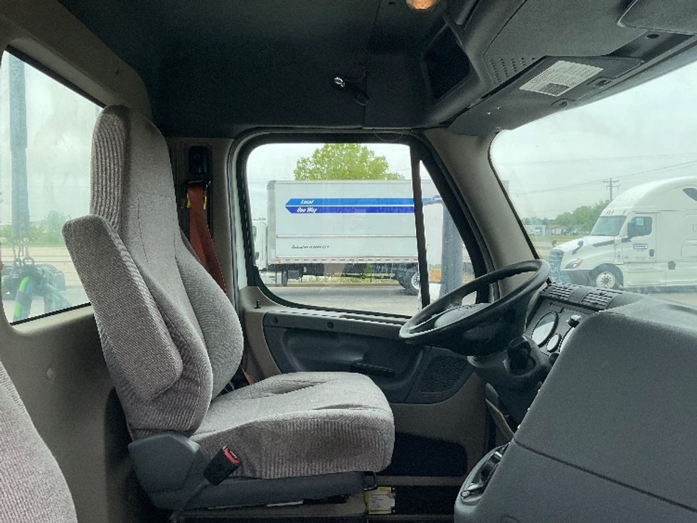 Day Cab Tractor-Heavy Duty Tractors-Freightliner-2019-Cascadia 12564ST-Milwaukee-WI-598,416\n\t\tmiles-$ 27,250 - Image 14