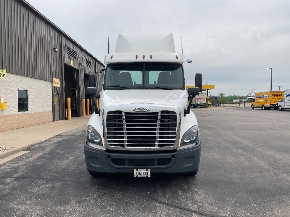 Day Cab Tractor-Heavy Duty Tractors-Freightliner-2019-Cascadia 12564ST-Milwaukee-WI-598,416\n\t\tmiles-$ 27,250 - Image 2
