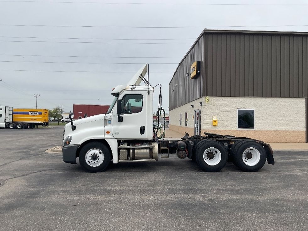 Day Cab Tractor-Heavy Duty Tractors-Freightliner-2019-Cascadia 12564ST-Milwaukee-WI-598,416\n\t\tmiles-$ 27,250 - Image 4