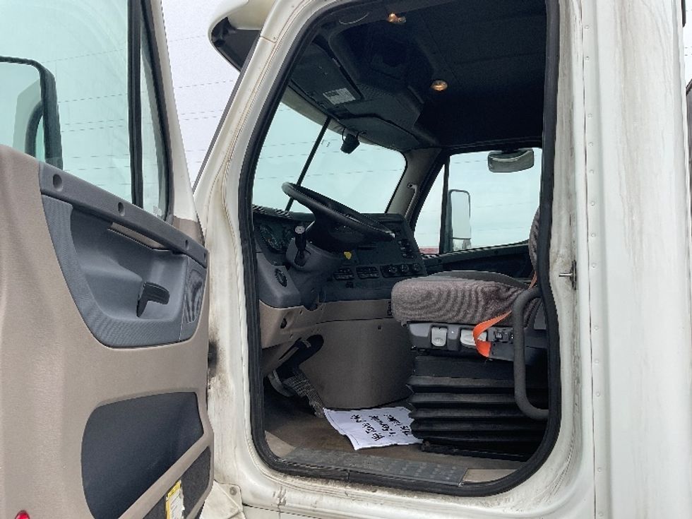 Day Cab Tractor-Heavy Duty Tractors-Freightliner-2019-Cascadia 12564ST-Milwaukee-WI-598,416\n\t\tmiles-$ 27,250 - Image 9