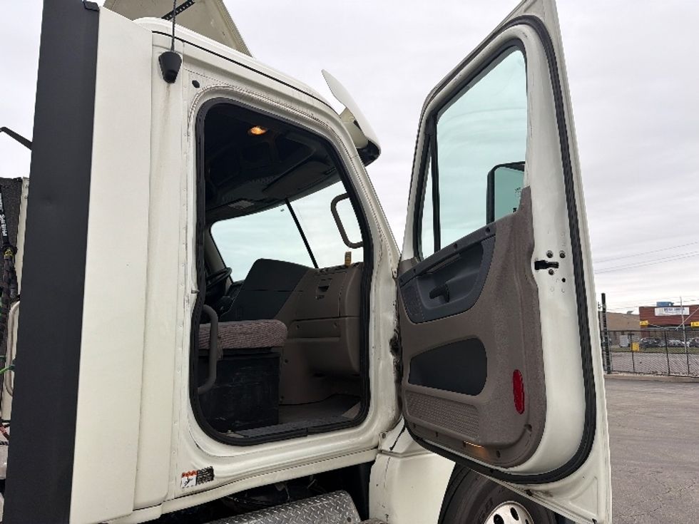Day Cab Tractor-Heavy Duty Tractors-Freightliner-2019-Cascadia 12564ST-Mississauga-ON-443,830\n\t\tkm-$ 51,500 - Image 12