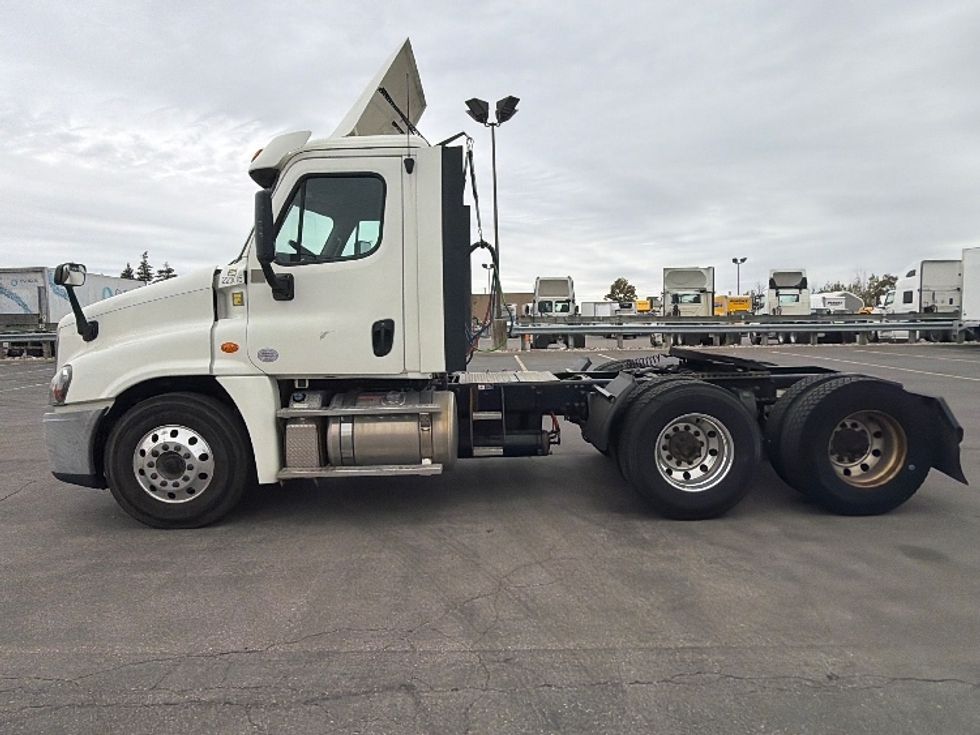 Day Cab Tractor-Heavy Duty Tractors-Freightliner-2019-Cascadia 12564ST-Mississauga-ON-443,830\n\t\tkm-$ 51,500 - Image 4