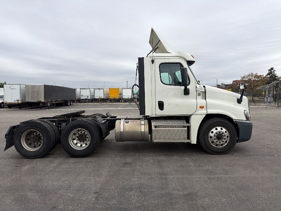 Day Cab Tractor-Heavy Duty Tractors-Freightliner-2019-Cascadia 12564ST-Mississauga-ON-443,830\n\t\tkm-$ 51,500 - Image 8