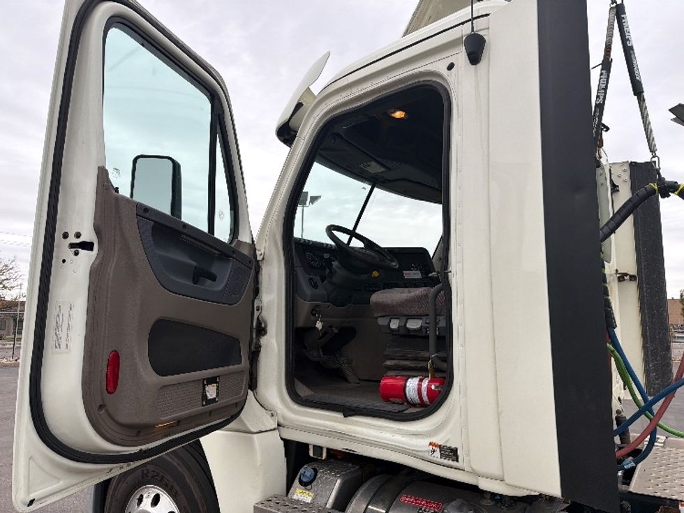Day Cab Tractor-Heavy Duty Tractors-Freightliner-2019-Cascadia 12564ST-Mississauga-ON-443,830\n\t\tkm-$ 51,500 - Image 9