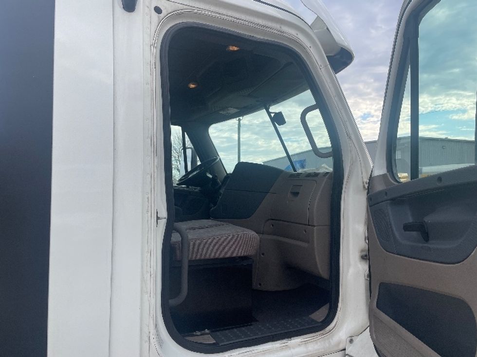 Day Cab Tractor-Heavy Duty Tractors-Freightliner-2019-Cascadia 12564ST-Moberly-MO-382,434\n\t\tmiles-$ 51,750 - Image 12