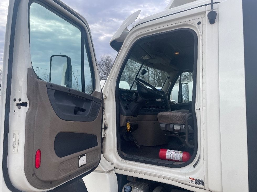 Day Cab Tractor-Heavy Duty Tractors-Freightliner-2019-Cascadia 12564ST-Moberly-MO-382,434\n\t\tmiles-$ 51,750 - Image 9