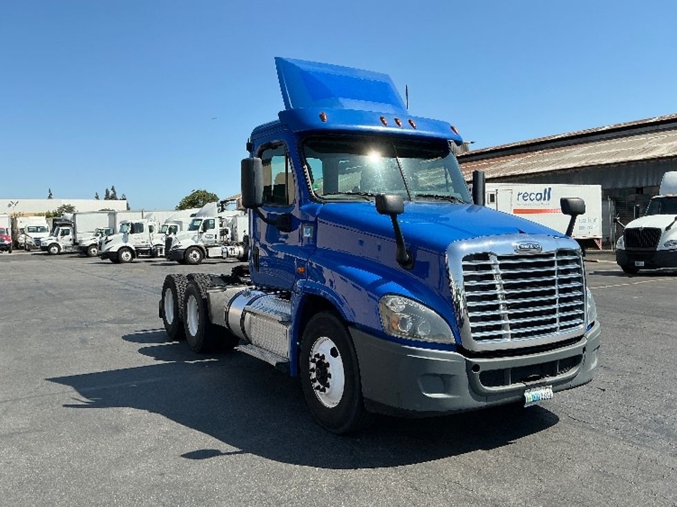 Day Cab Tractor-Heavy Duty Tractors-Freightliner-2019-Cascadia 12564ST-Montebello-CA-246,087\n\t\tmiles-$ 51,500 - Image 1