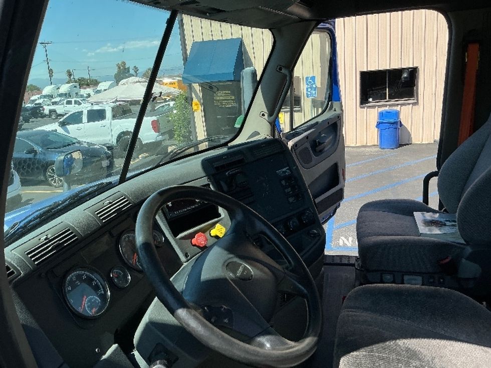 Day Cab Tractor-Heavy Duty Tractors-Freightliner-2019-Cascadia 12564ST-Montebello-CA-246,087\n\t\tmiles-$ 51,500 - Image 10
