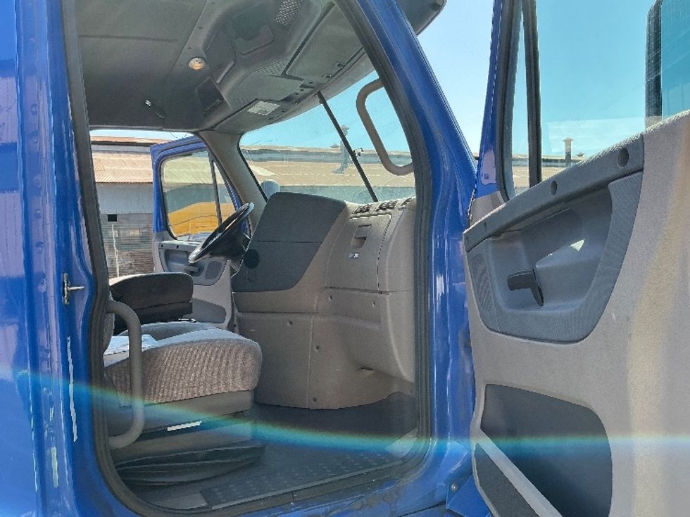 Day Cab Tractor-Heavy Duty Tractors-Freightliner-2019-Cascadia 12564ST-Montebello-CA-246,087\n\t\tmiles-$ 51,500 - Image 12