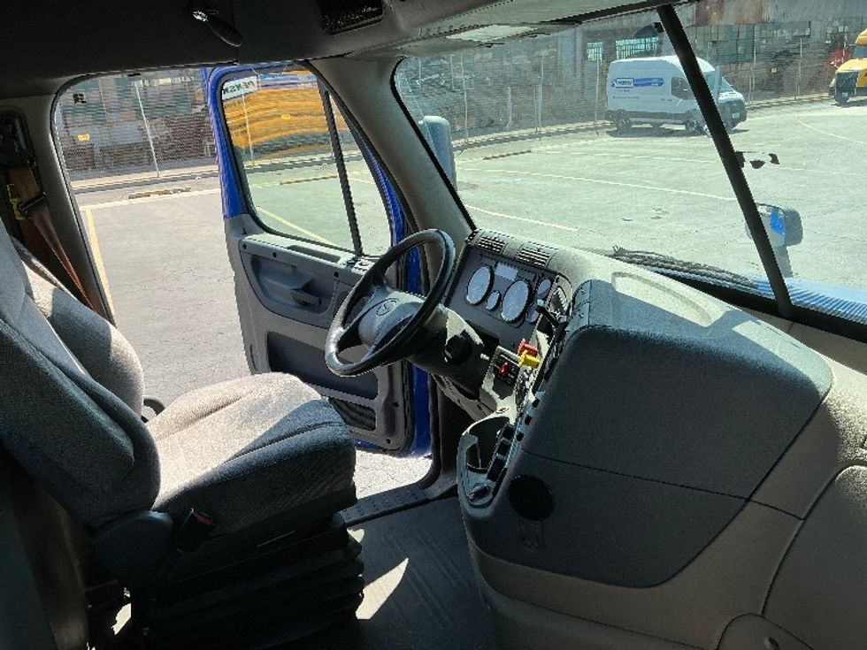 Day Cab Tractor-Heavy Duty Tractors-Freightliner-2019-Cascadia 12564ST-Montebello-CA-246,087\n\t\tmiles-$ 51,500 - Image 14