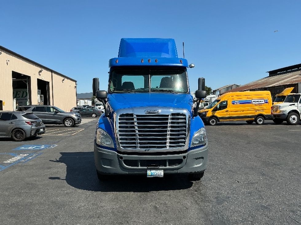 Day Cab Tractor-Heavy Duty Tractors-Freightliner-2019-Cascadia 12564ST-Montebello-CA-246,087\n\t\tmiles-$ 51,500 - Image 2