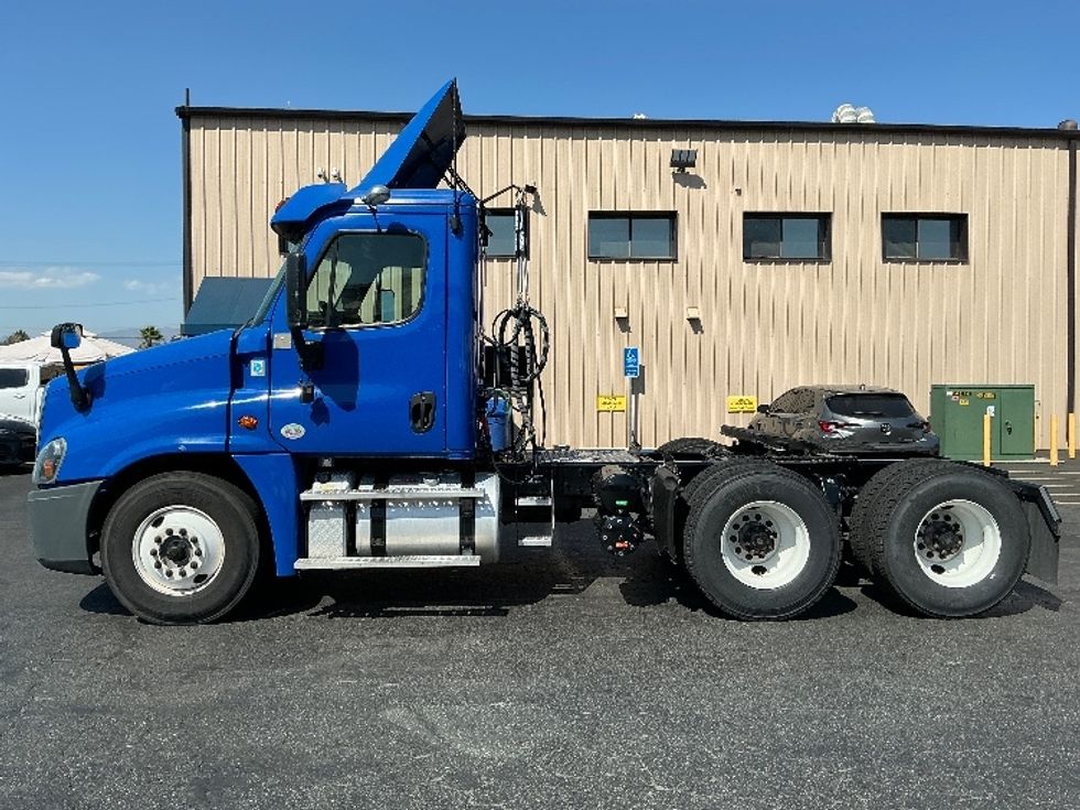 Day Cab Tractor-Heavy Duty Tractors-Freightliner-2019-Cascadia 12564ST-Montebello-CA-246,087\n\t\tmiles-$ 51,500 - Image 4