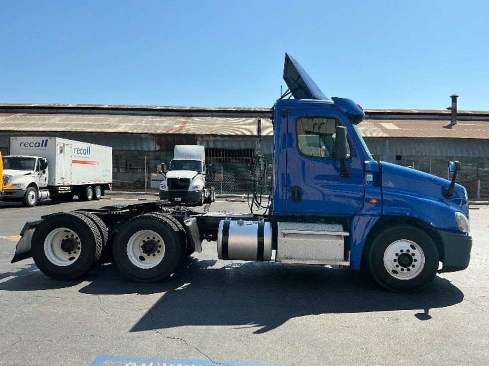 Day Cab Tractor-Heavy Duty Tractors-Freightliner-2019-Cascadia 12564ST-Montebello-CA-246,087\n\t\tmiles-$ 51,500 - Image 8