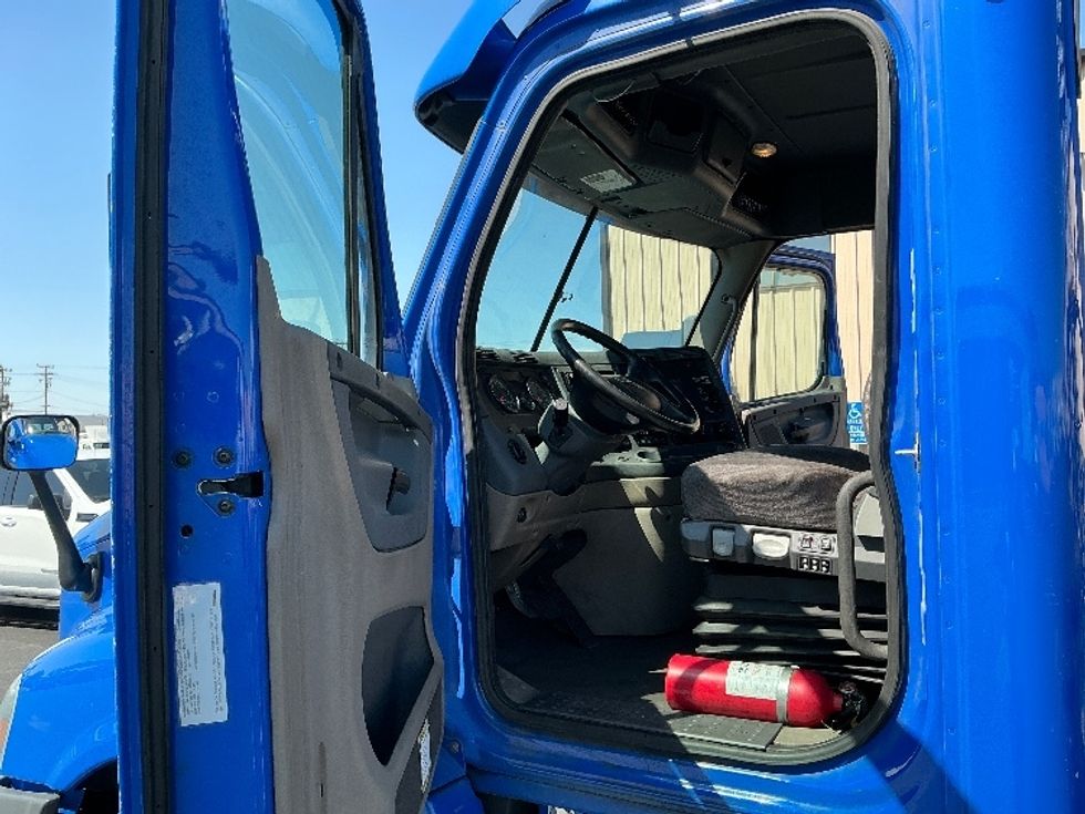 Day Cab Tractor-Heavy Duty Tractors-Freightliner-2019-Cascadia 12564ST-Montebello-CA-246,087\n\t\tmiles-$ 51,500 - Image 9