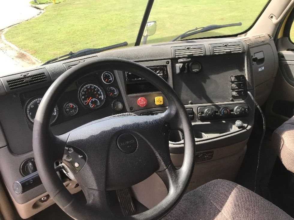 Day Cab Tractor-Heavy Duty Tractors-Freightliner-2019-Cascadia 12564ST-Montgomery-AL-307,499\n\t\tmiles-$ 56,000 - Image 10