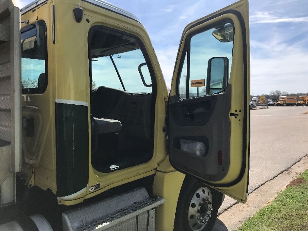 Day Cab Tractor-Heavy Duty Tractors-Freightliner-2019-Cascadia 12564ST-Montgomery-AL-307,499\n\t\tmiles-$ 56,000 - Image 11