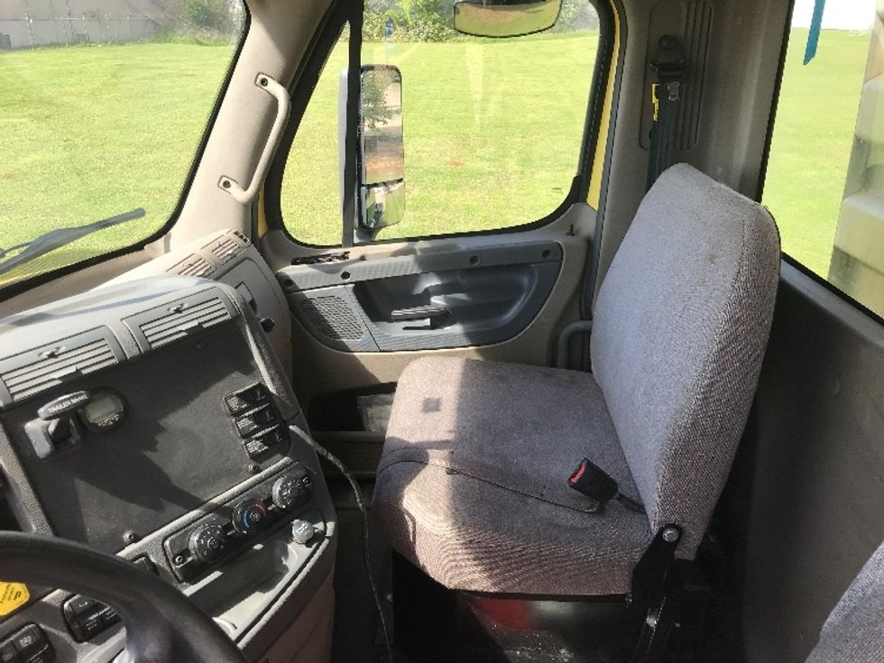 Day Cab Tractor-Heavy Duty Tractors-Freightliner-2019-Cascadia 12564ST-Montgomery-AL-307,499\n\t\tmiles-$ 56,000 - Image 9