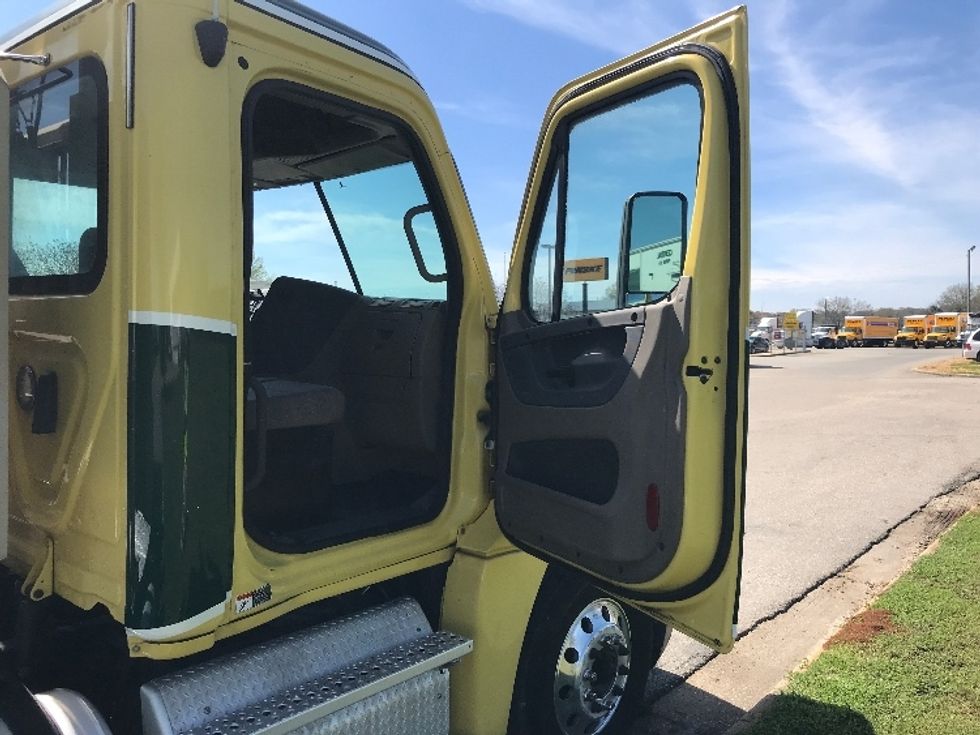Day Cab Tractor-Heavy Duty Tractors-Freightliner-2019-Cascadia 12564ST-Montgomery-AL-383,137\n\t\tmiles-$ 48,750 - Image 11