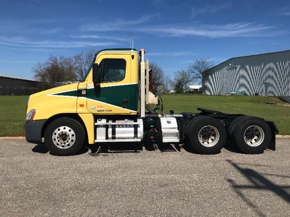 Day Cab Tractor-Heavy Duty Tractors-Freightliner-2019-Cascadia 12564ST-Montgomery-AL-383,137\n\t\tmiles-$ 48,750 - Image 4