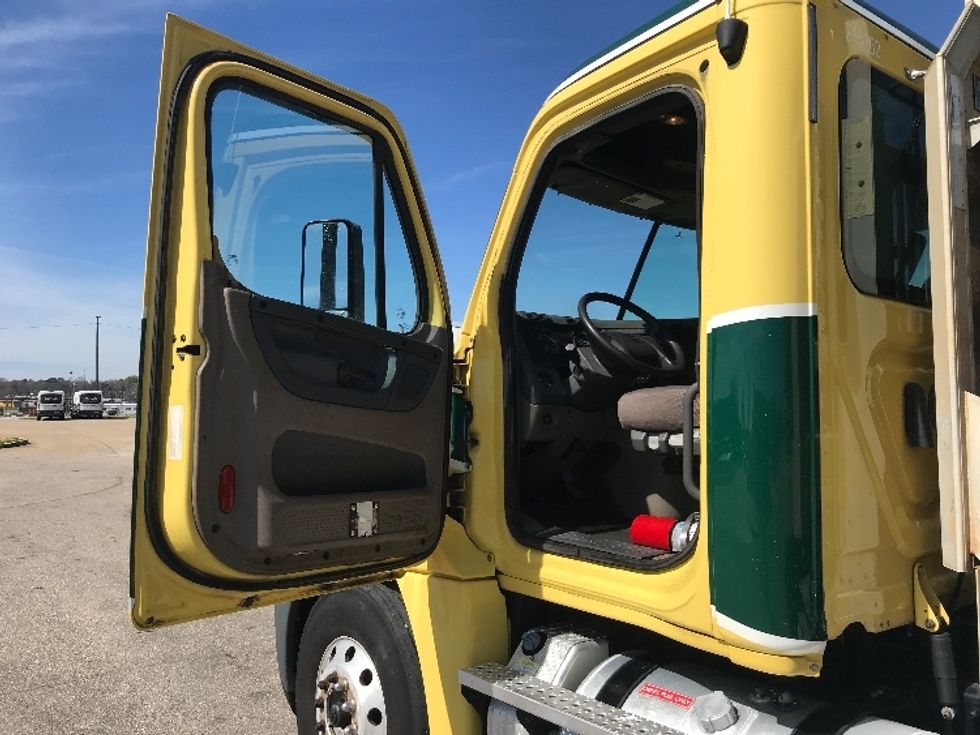 Day Cab Tractor-Heavy Duty Tractors-Freightliner-2019-Cascadia 12564ST-Montgomery-AL-383,137\n\t\tmiles-$ 48,750 - Image 9