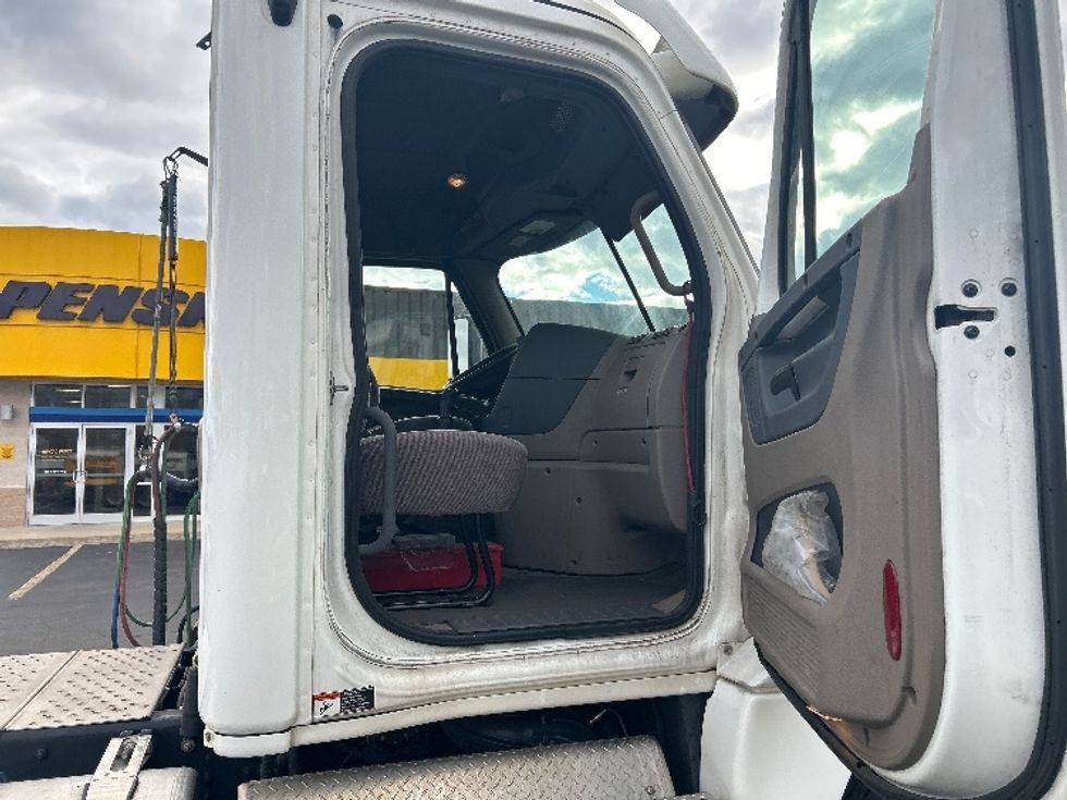 Day Cab Tractor-Heavy Duty Tractors-Freightliner-2019-Cascadia 12564ST-Montgomery-NY-149,356\n\t\tmiles-$ 45,250 - Image 12