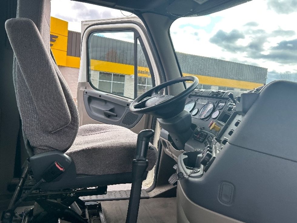 Day Cab Tractor-Heavy Duty Tractors-Freightliner-2019-Cascadia 12564ST-Montgomery-NY-149,356\n\t\tmiles-$ 45,250 - Image 14