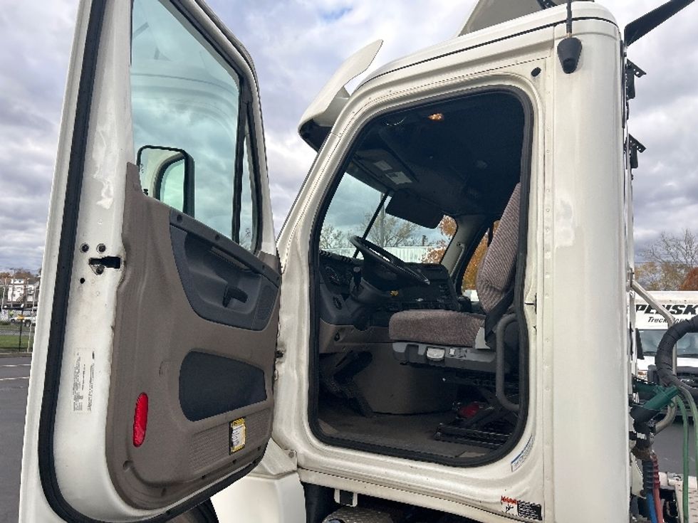 Day Cab Tractor-Heavy Duty Tractors-Freightliner-2019-Cascadia 12564ST-Montgomery-NY-149,356\n\t\tmiles-$ 45,250 - Image 9