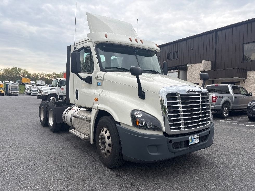 Day Cab Tractor-Heavy Duty Tractors-Freightliner-2019-Cascadia 12564ST-Montgomery-NY-303,364\n\t\tmiles-$ 44,250 - Image 1