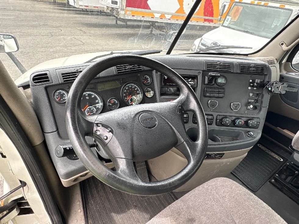 Day Cab Tractor-Heavy Duty Tractors-Freightliner-2019-Cascadia 12564ST-Montgomery-NY-303,364\n\t\tmiles-$ 44,250 - Image 10