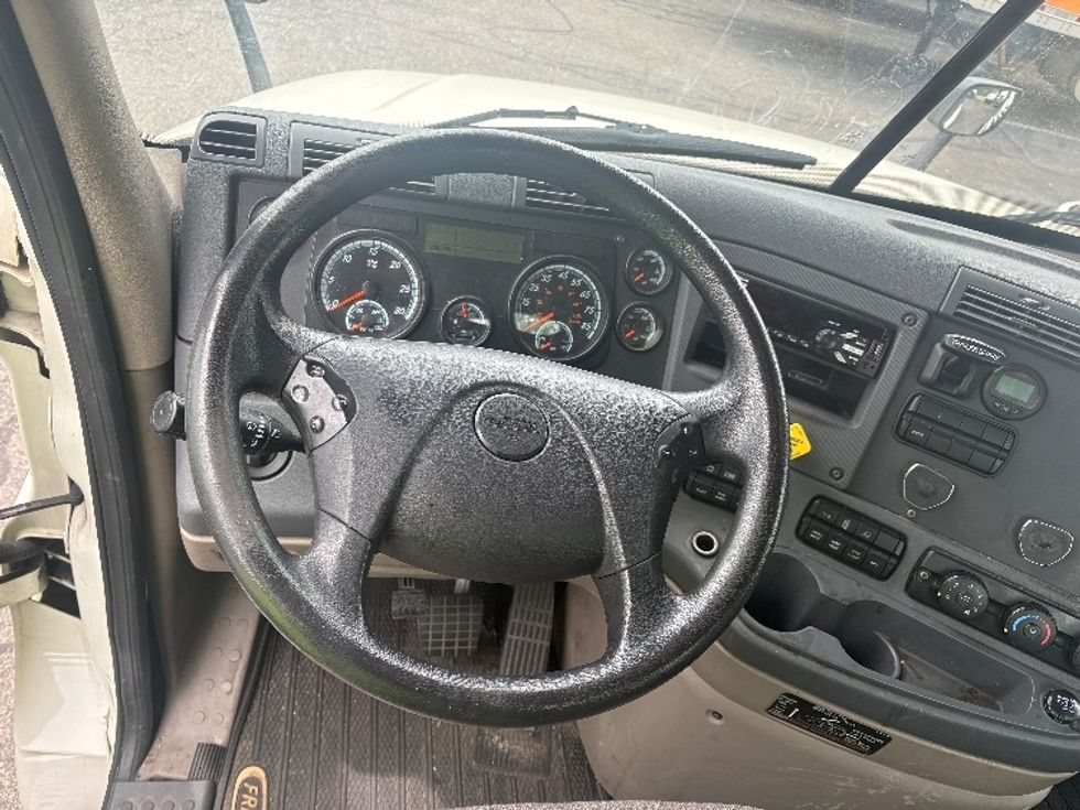 Day Cab Tractor-Heavy Duty Tractors-Freightliner-2019-Cascadia 12564ST-Montgomery-NY-303,364\n\t\tmiles-$ 44,250 - Image 11