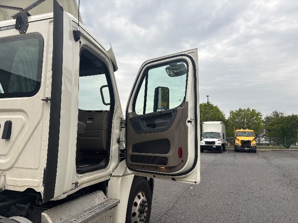 Day Cab Tractor-Heavy Duty Tractors-Freightliner-2019-Cascadia 12564ST-Montgomery-NY-303,364\n\t\tmiles-$ 44,250 - Image 12