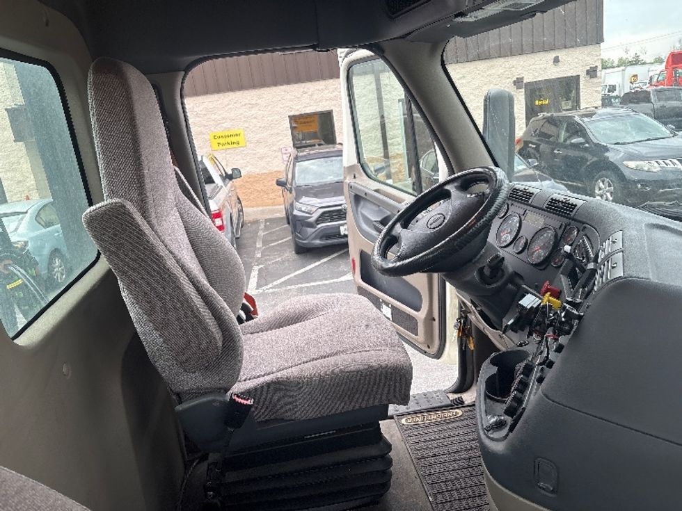 Day Cab Tractor-Heavy Duty Tractors-Freightliner-2019-Cascadia 12564ST-Montgomery-NY-303,364\n\t\tmiles-$ 44,250 - Image 14